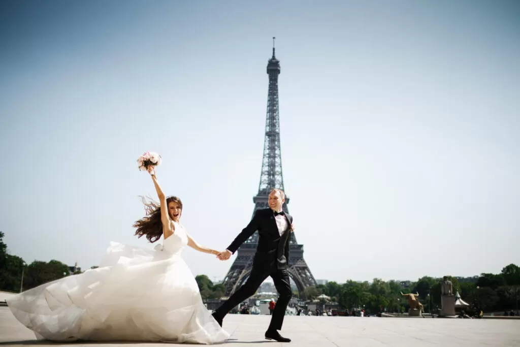 Wedding couple in front of Paris Eiffel tower
